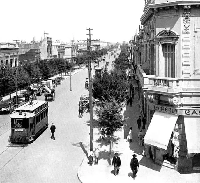 La avenida Montes de Oca en 1923, con el tranvía y las casonas del barrio