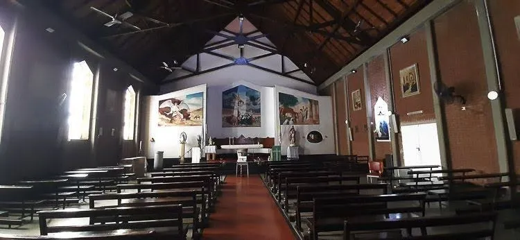 Interior de la parroquia, con los murales del altar